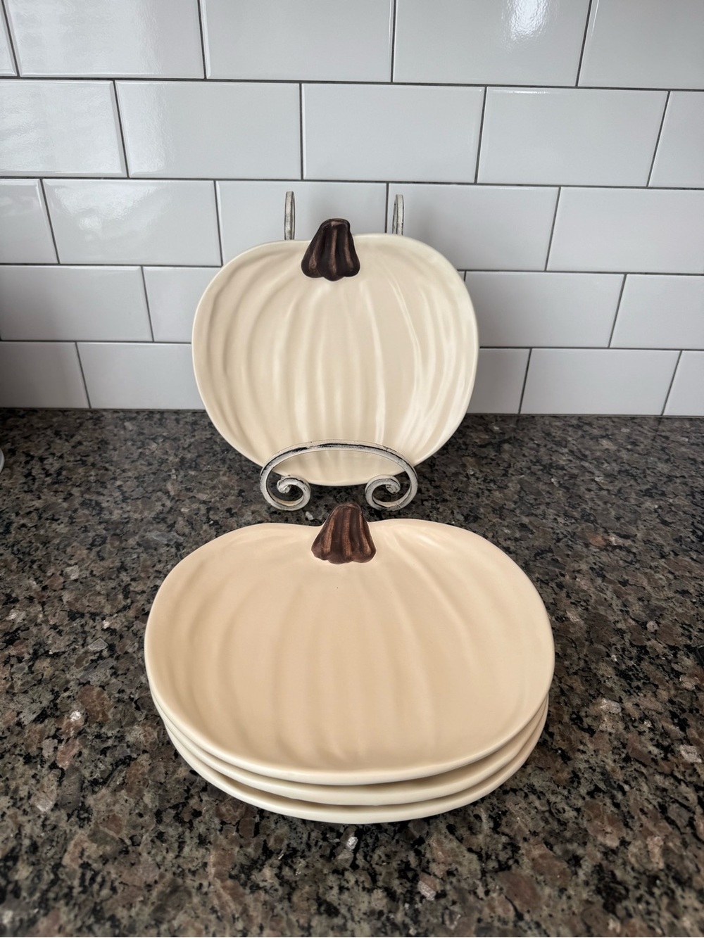 POTTERY BARN CREAM PUMPKIN
PLATES By Barbara Eigen (Set of 4)